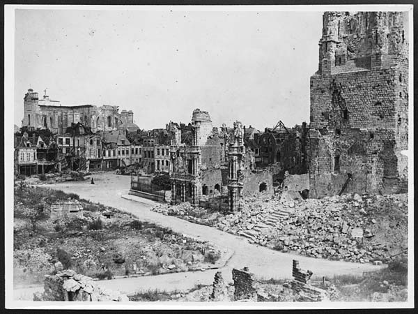 (356) D.2815 - General view of Arras, showing the Cathedral in the background