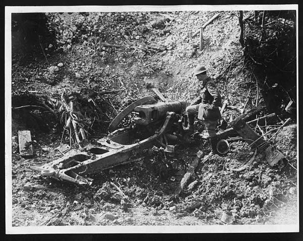 (36) O.847 - German field gun captured by Canadians at Courcelette