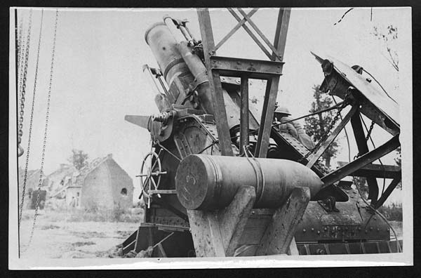 (303) C.2423 - Heavy howitzer in action near Ypres