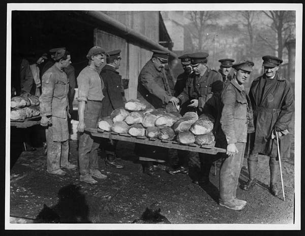 (51) C.1169 - General Primo de Rivera inspecting some bread at one of the many great bakeries in France