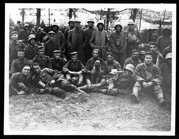 (2) C.2490 - Group of German prisoners with the regimental pet that was captured at Poelcapple