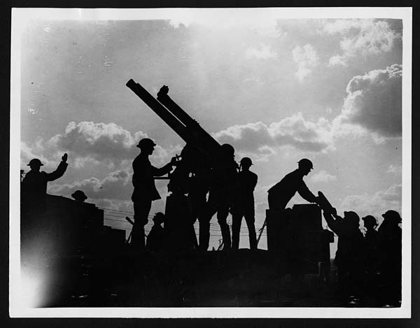 (312) C.2495 - Anti-aircraft gun in action during the battle