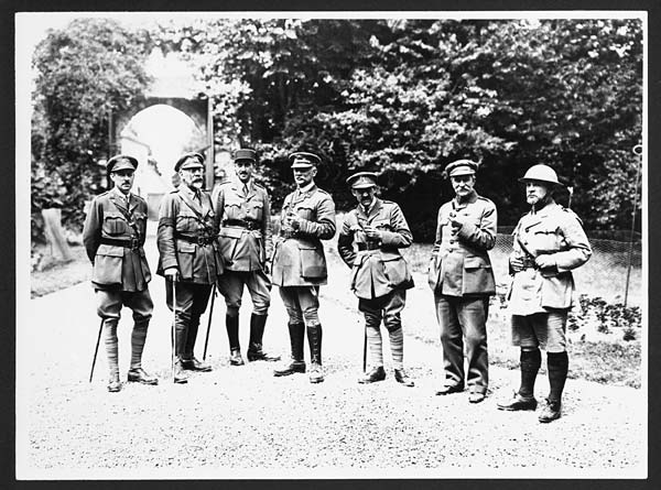 (334) C.2797 - Group of Allied War Correspondents on the British Front
