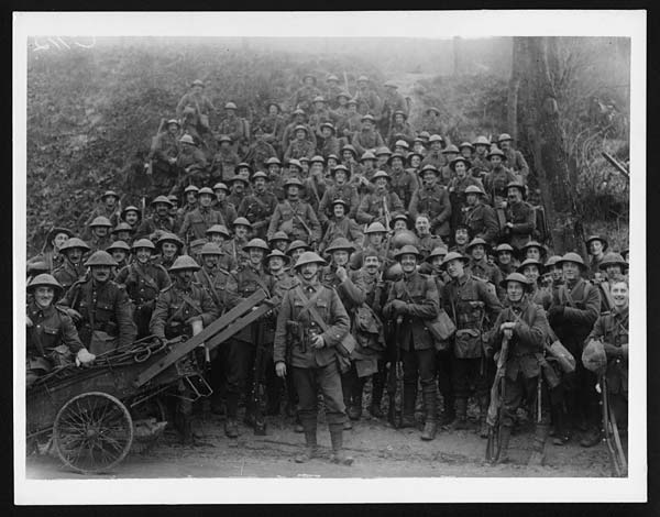 (34) C.1120 - Men of a famous London battalion on the roadside