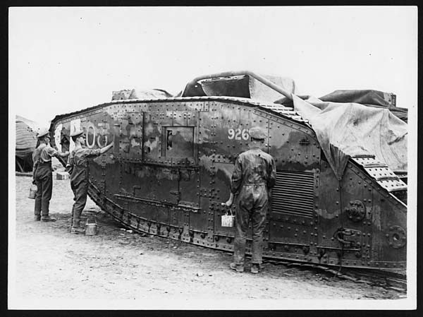 (384) D.2911 - Painting camouflage on a Tank