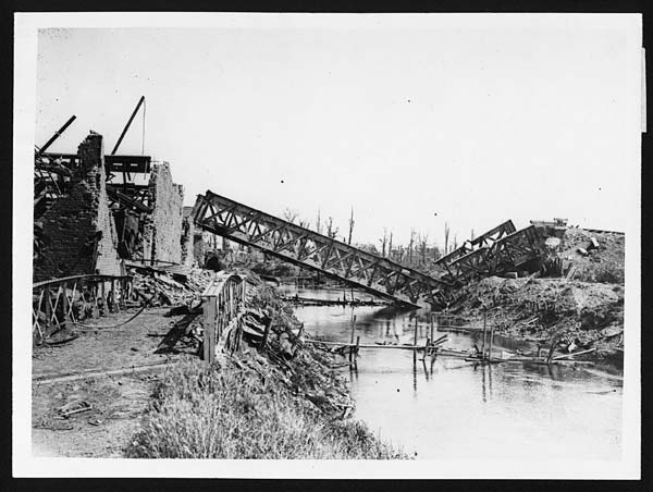 (77) D.3081 - British back in Merville - the blown up railway bridge