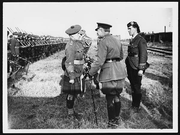 (6) D.3263 - Field Marshal Sir Douglas Haig talking to a Sergt. Major of the Gordon Highlanders who formed the Guard of Honour