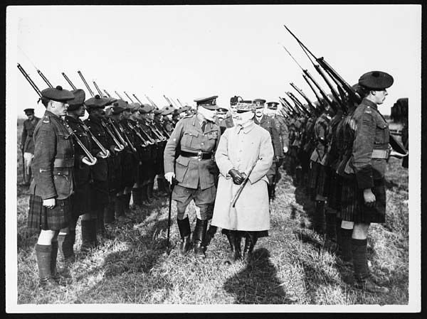 (7) D.3265 - Marshal Foche and Sir Douglas Haig inspect guard of honour