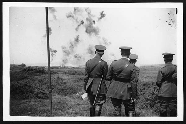 (61) D.1671 - H.M. watching a trench mortar bombardment