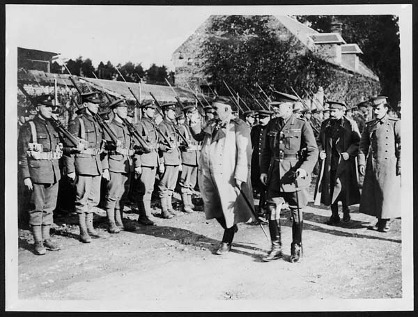(85) D.519 - King of Montenegro and the Commander-in-Chief inspecting the Guard of Honour