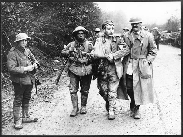 (19) D.552 - Army chaplain helping along a Boche prisoner taken on the 13th