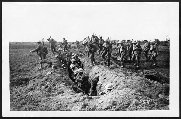 (58) D.1171 - British troops moving to attack