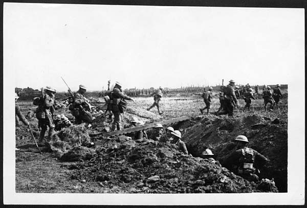 (60) D.1173 - Supporting infantry going up to the attack