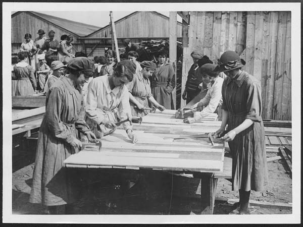 (367) D.2842 - Crowd of women carpenters who work for Government contractors in France