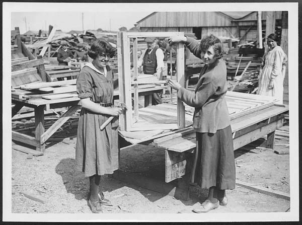 (369) D.2847 - Constructing window frames for huts in France