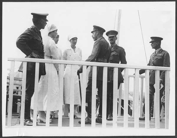 (66) D.1708 - H.M. receiving the Australian nurses who are serving [in a] French military hospital