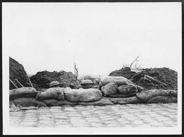 (282) D.2646 - Outpost on a road in front of Ypres