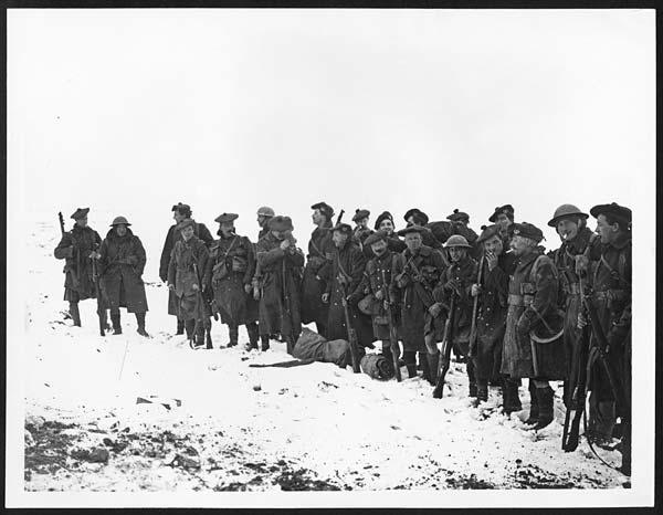 (520) D.759 - Some Scottish troops taking a halt in the snow