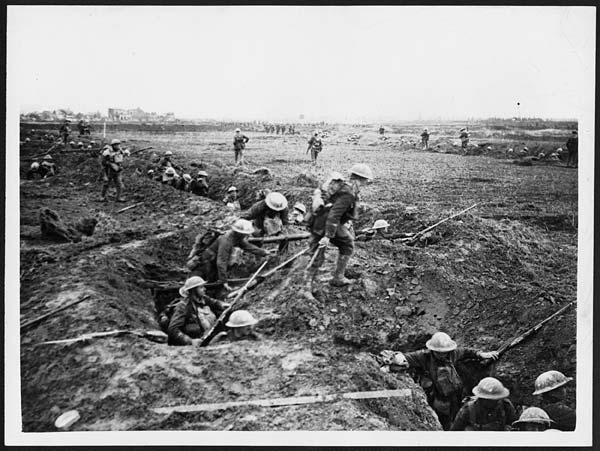 (59) D.1172 - Infantry getting out of their trenches as their wave moves forward