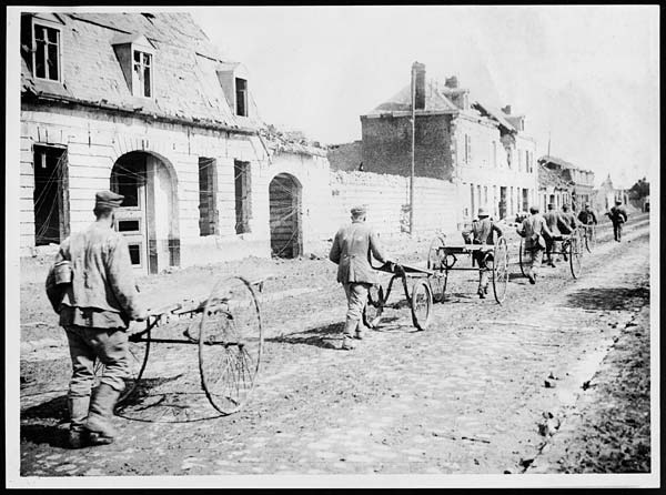 (10) D.1192 - German prisoners making themselves useful as stretcher bearers