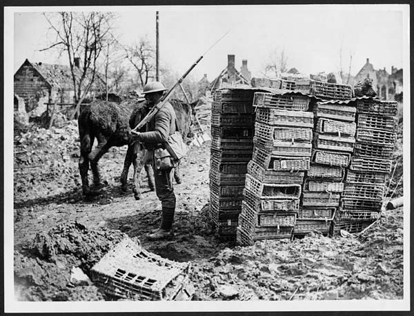 (87) D.1246 - Sentry box made out of Boche ammunition carriers
