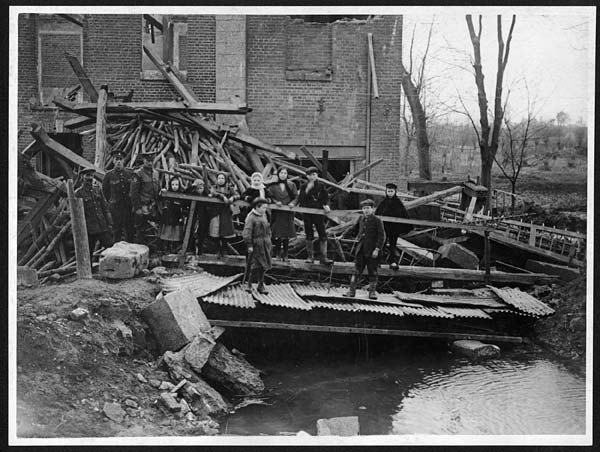 (38) D.1085 - Blown up bridge at Nesle which town the British captured