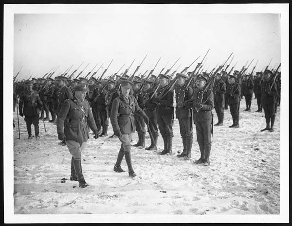 (92) D.830 - Prince of Wales inspecting a battalion in France