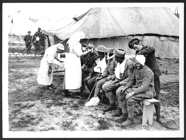 (21) L.471 - French & British soldiers who have been wounded in the same battle treated at a British casualty clearing station