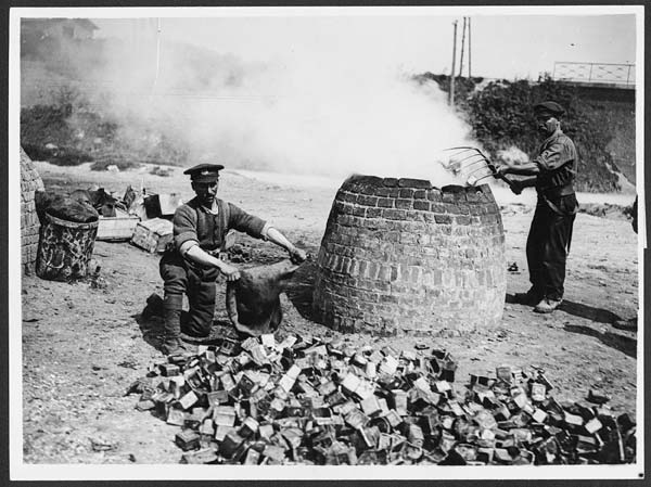 (53) L.543 - Empty tins being placed in a kiln to extract the solder from them