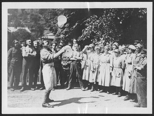 (71) L.581 - W.A.A.C. cooks in France watching a British soldier doing a juggling turn with plates