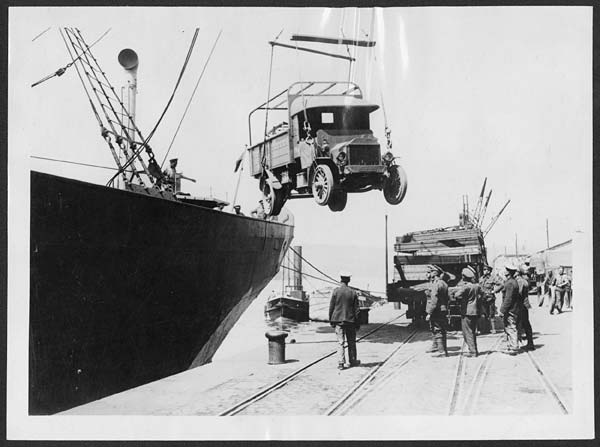 (78) L.592 - Lorry being landed