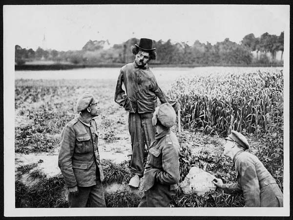 (111) L.667 - Friend of a motor transport section placed in position by the roadside in France