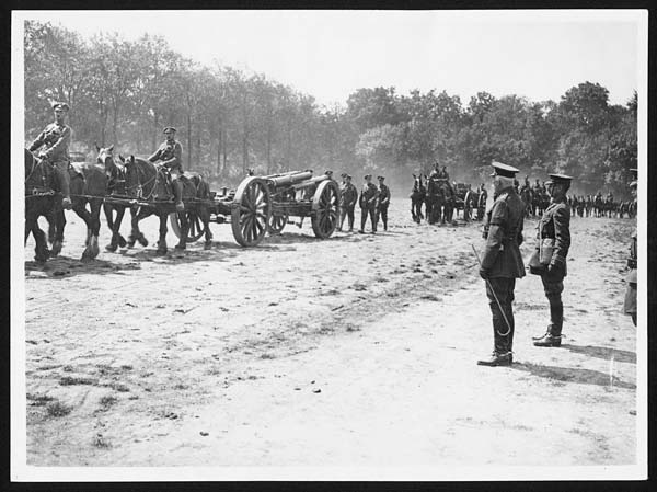 (101) L.770 - Duke of Connaught in France inspecting Artillery