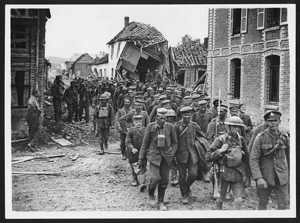 (1) L.1007 - Prisoners being brought in by British troops ...