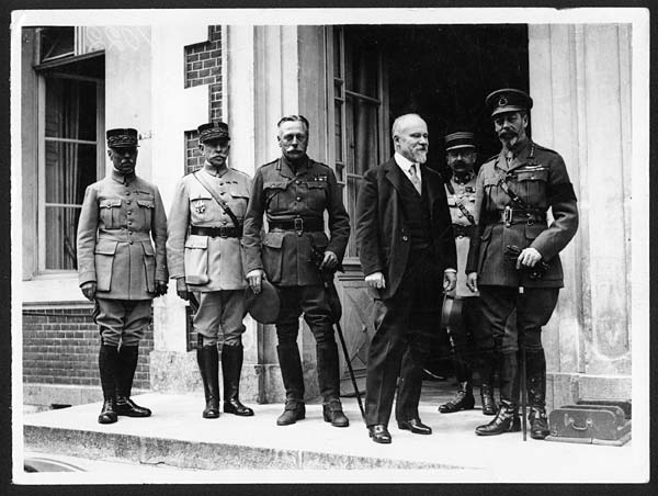 (94) L.1022 - King with French President and Sir W Haig