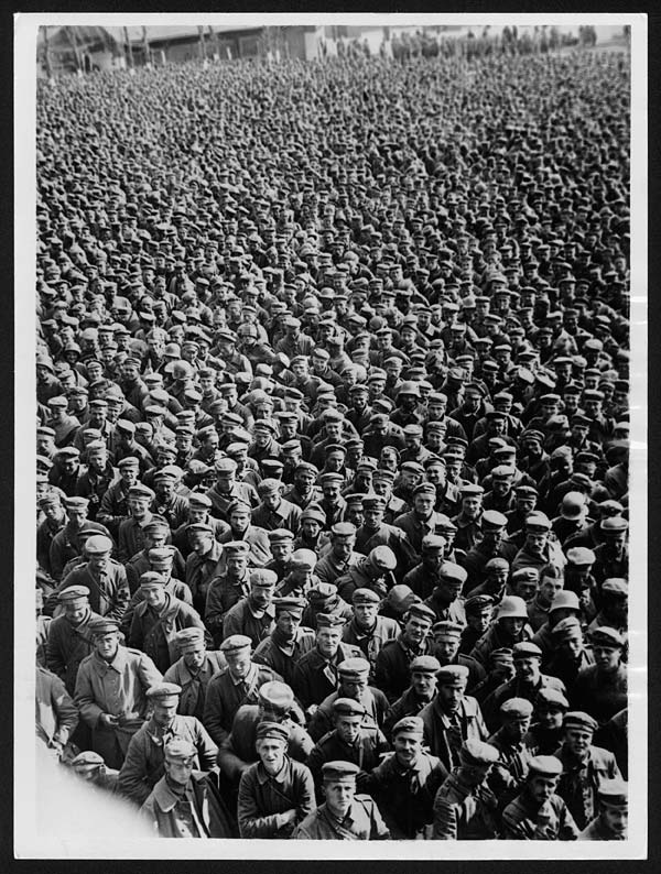 (17) L.1191 - Every day a batch of prisoners of this size, taken on the ...