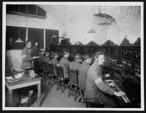 (19) L.1208 - Signallers working at the headquarters of R.E.S.S. in France, during World War I