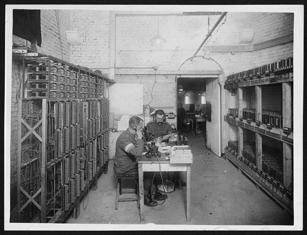 (20) L.1211 - Signallers inside headquarters of R.E.S.S. in France, during World War I