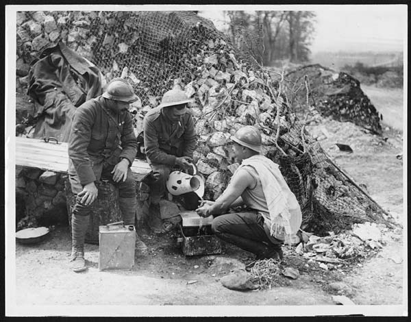 (9) N.384 - British Tommy helping a French soldier with his morning wash