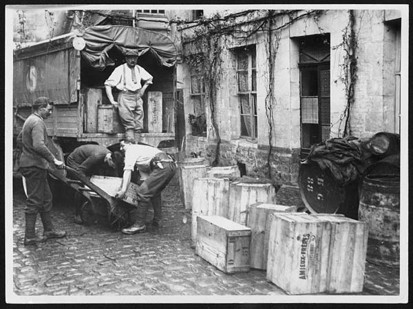 (35) N.433 - French soldiers removing the wines from the cellars in Amiens into lorries