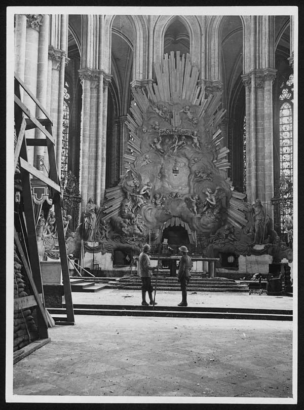 (38) N.436 - View of the altar in Amiens Cathedral showing the protective measures taken inside the Cathedral