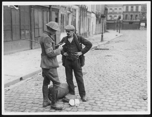 (49) N.463 - British Intelligence sergeant questioning a stranger in the deserted streets of a French  town