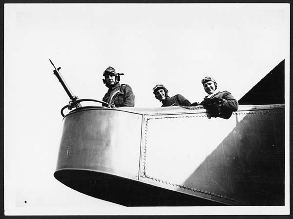 (67) N.501 - Nose of a Handley-Page manned by three men