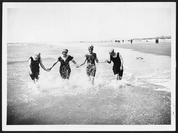 (76) N.528 - W.A.A.C's bathing on the coast somewhere in France