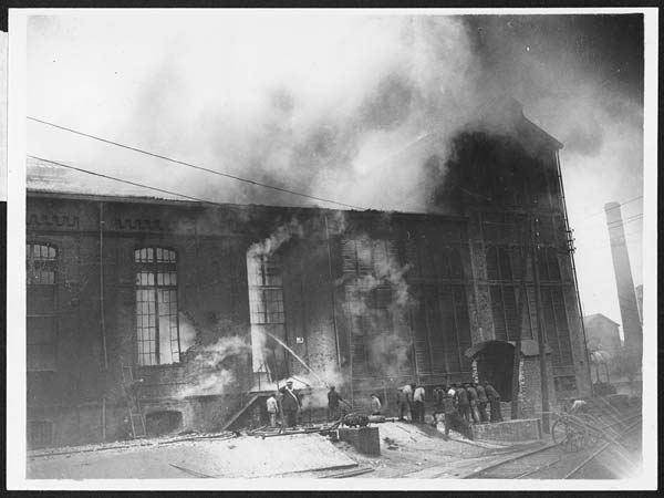 (78) N.535 - Civilians saving their property near the line