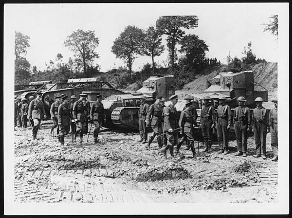 (103) N.619 - King visits the men who man the tanks at the Front