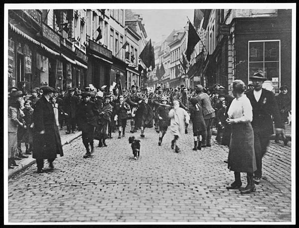 (47) X.25007 - Canadians marching through the streets of Mons, on the morning of November 11th 1918