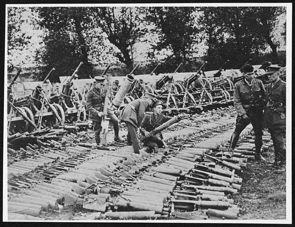 (57) X.25019 - Canadian officers examining German machine guns