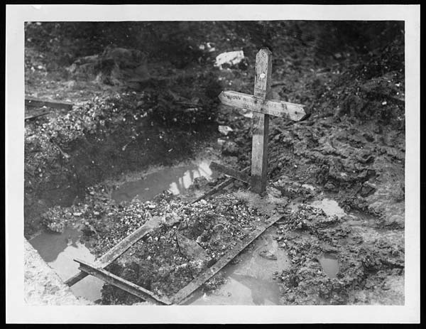 (61) X.32033 - Grave of an unknown soldier, Western Front, during World War I