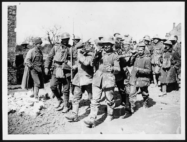 (75) X.32060 - Boche machine gun crew captured with their gun